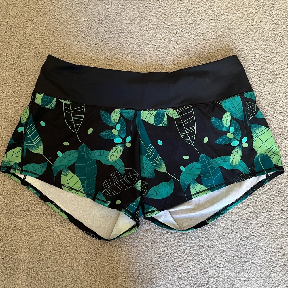 Oiselle Black and Green Leaf Pattern Athletic Shorts
